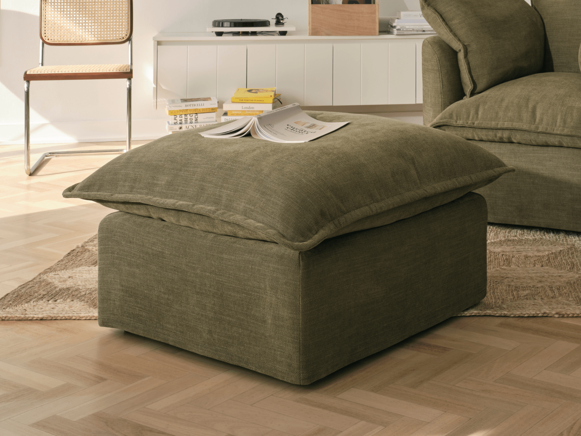 TAMCOPY:TAM_FW_OTTOMAN_W_04_LIFESTYLE.png