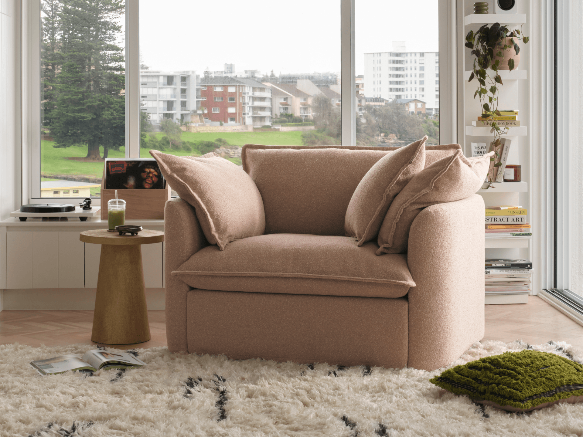 TAMCOPY:TAM_PB_ARMCHAIR_W_05-1_LIFESTYLE.png